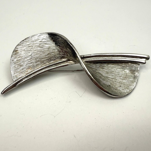 VTG Brooch Silver Tone Modernist Abstract Sculpture Lapel Pin Jewelry 2.5 in L - Picture 1 of 6